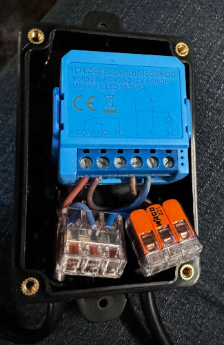 A Zigbee relay and some wago connectors wired up in a project box